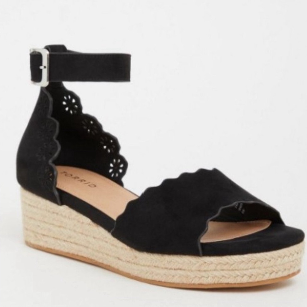 Brand New black scallop platform sandal from torrid